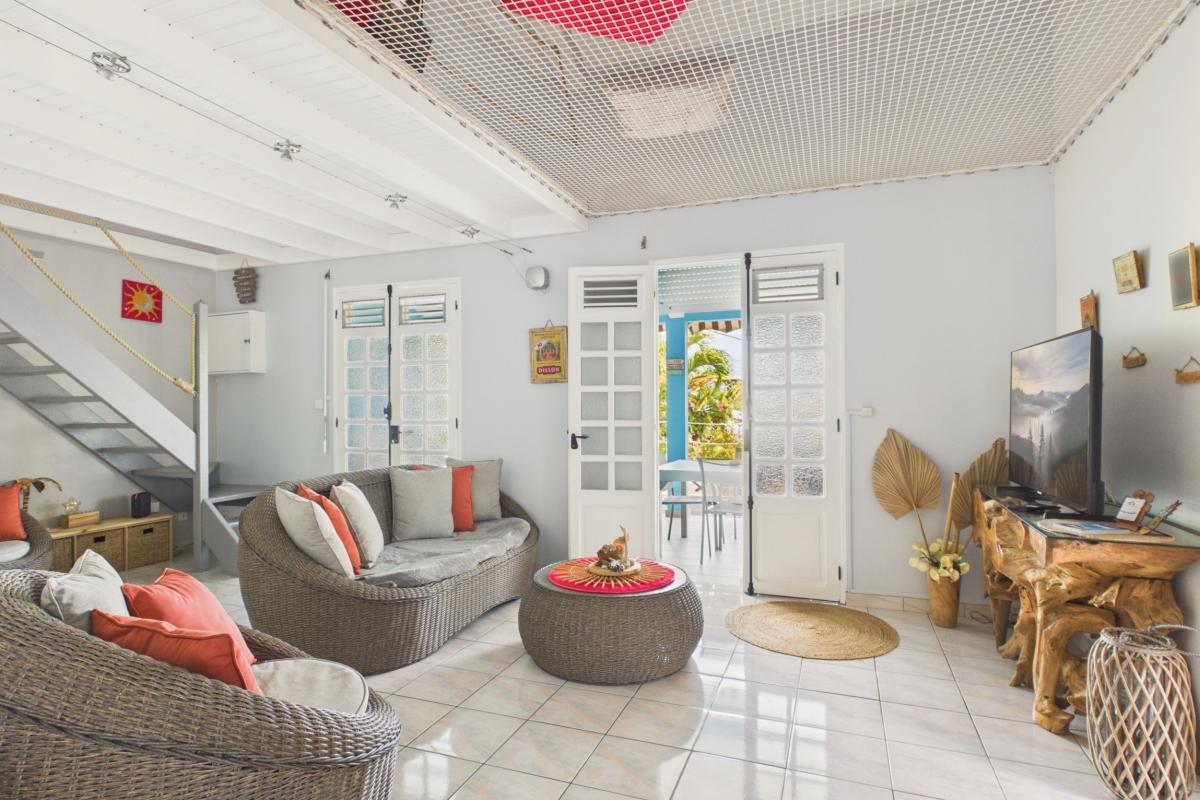 piscine-4 chambres-villa-sainte-luce-8-personnes - salon interieur